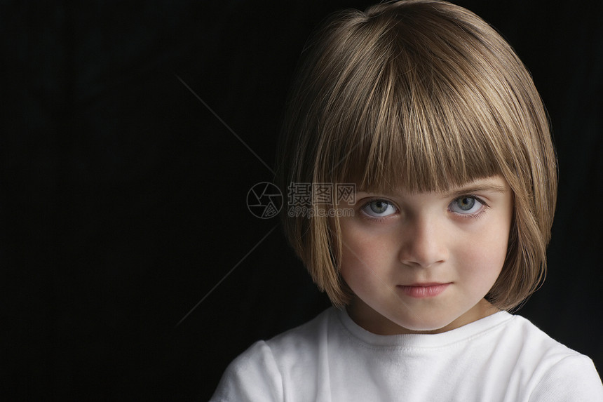 女孩56黑色背景肖像头肩肩膀头发边缘短发孩子影棚一人棕色图片