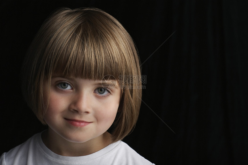 女孩56黑色背景肖像边缘棕色短发头发头肩影棚孩子肩膀一人微笑图片