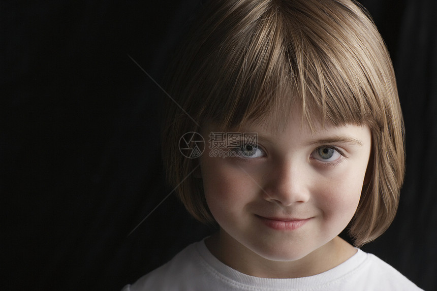 女孩56黑色背景肖像短发孩子一人影棚微笑肩膀头发棕色头肩图片