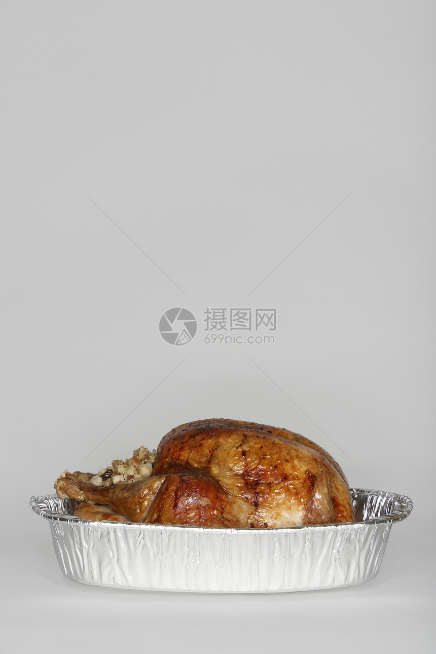 锡油锅中的烤火鸡食物烹饪锡纸火鸡图片