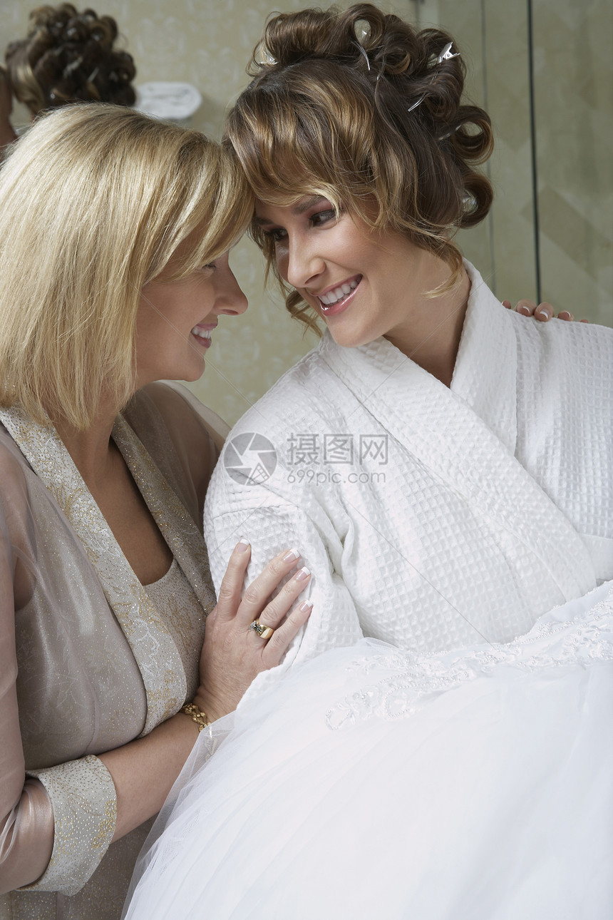 在婚礼前的美丽时刻 作为新娘的母亲 与女儿交换一副表情 她的女儿图片