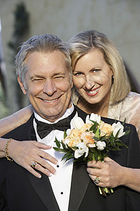 穿着正式服装的白种夫妇快乐的肖像背景图片