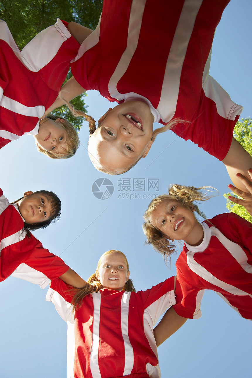 儿童足球运动员与蓝天交织在一起的低角度视角视图图片