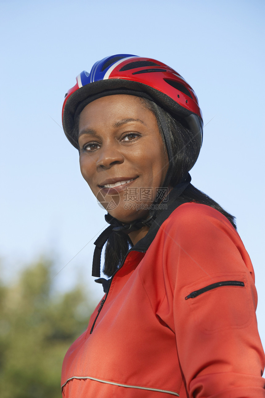 身戴骑自行车头盔的高级妇女户外肖像图片