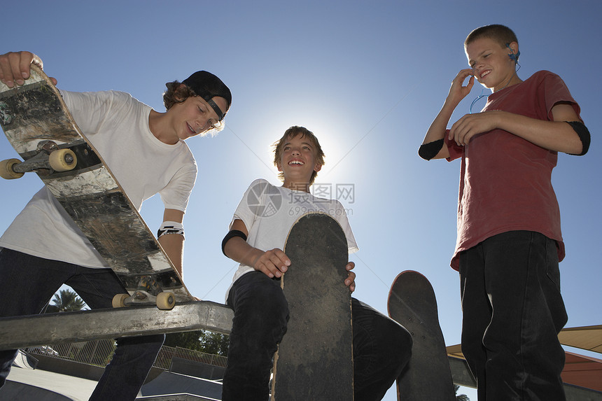 三名少年男孩(16-17岁) 户外有滑板图片