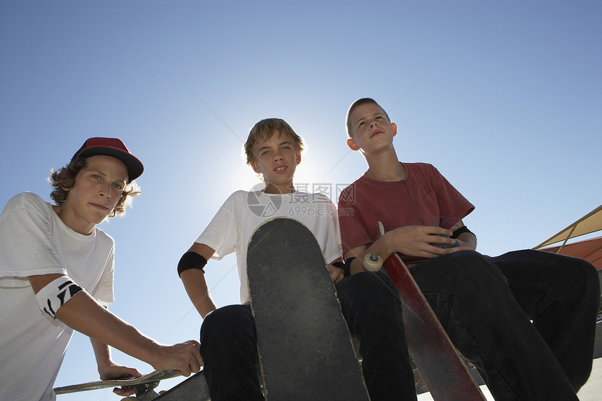 三名有户外滑板肖像的少年男孩(16-17岁)图片