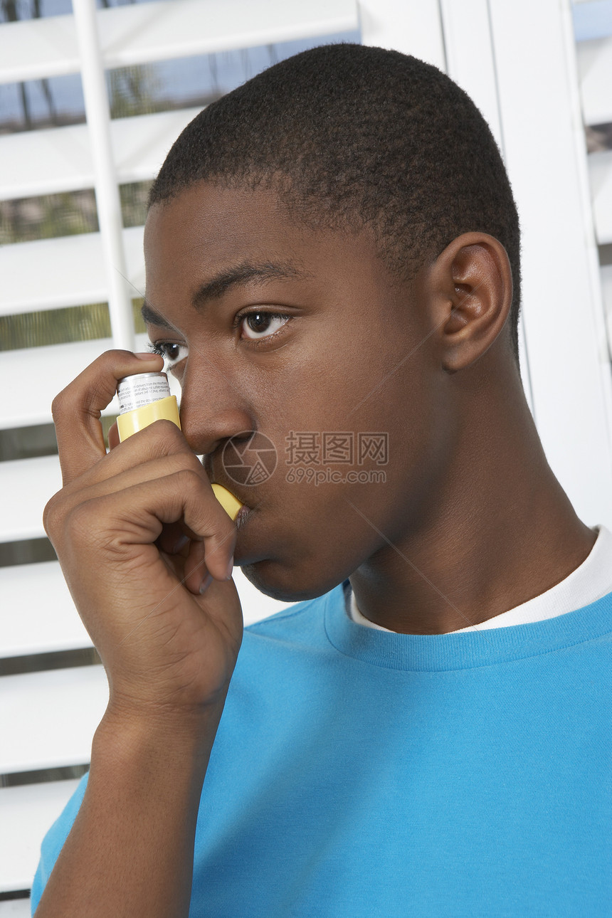 使用哮喘吸入器的非裔美国男孩图片