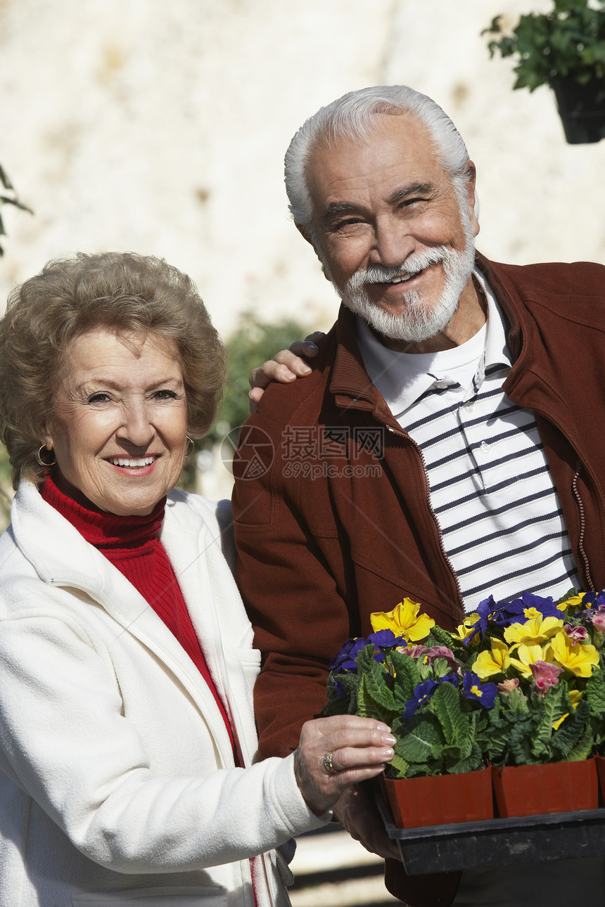 花盆在植物园里的西班牙裔幸福夫妇的肖像图片