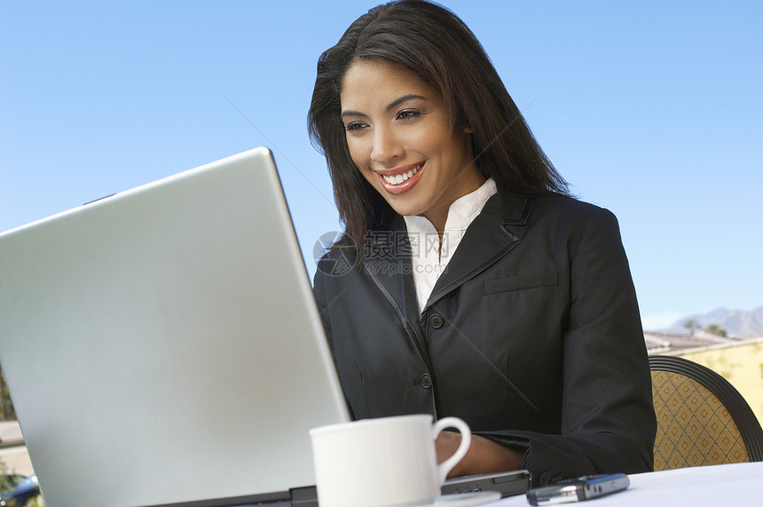 快乐的女商务人士 在笔记本电脑上工作图片