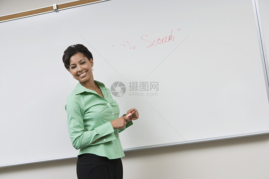 站在白板前的一位美国非裔女性商业妇女快乐的肖像 在白板前站立图片