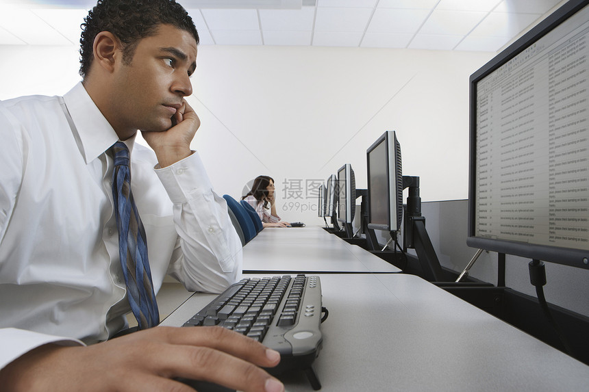 商务人士在计算机实验室使用个人电脑的侧面视图 妇女坐在背景上图片