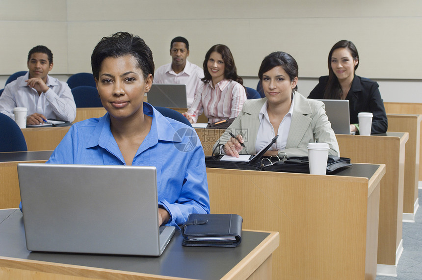 坐在课堂上的商界人士桌子成人学习男子女士训练商业继续教育商务黑人图片