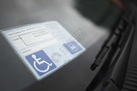 在车挡挡风玻璃上贴了防残疾标签背景图片