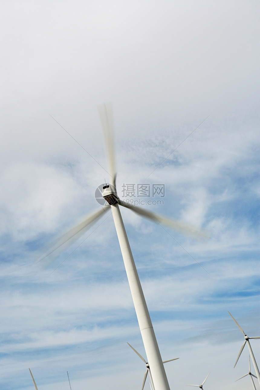 风力涡轮机在云天上运行图片