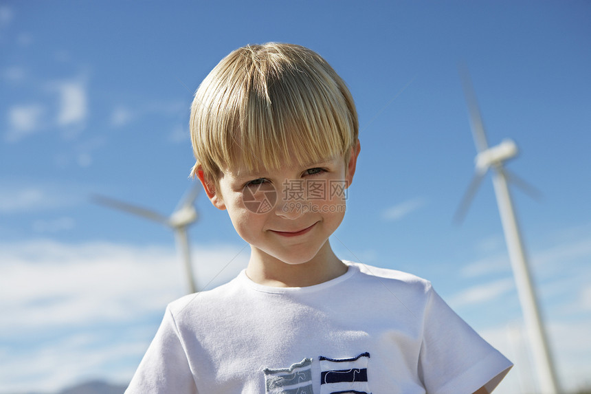 一个小男孩背着风力涡轮机的肖像图片