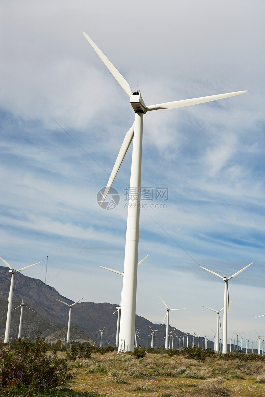 抵御云天的发电风力农场图片