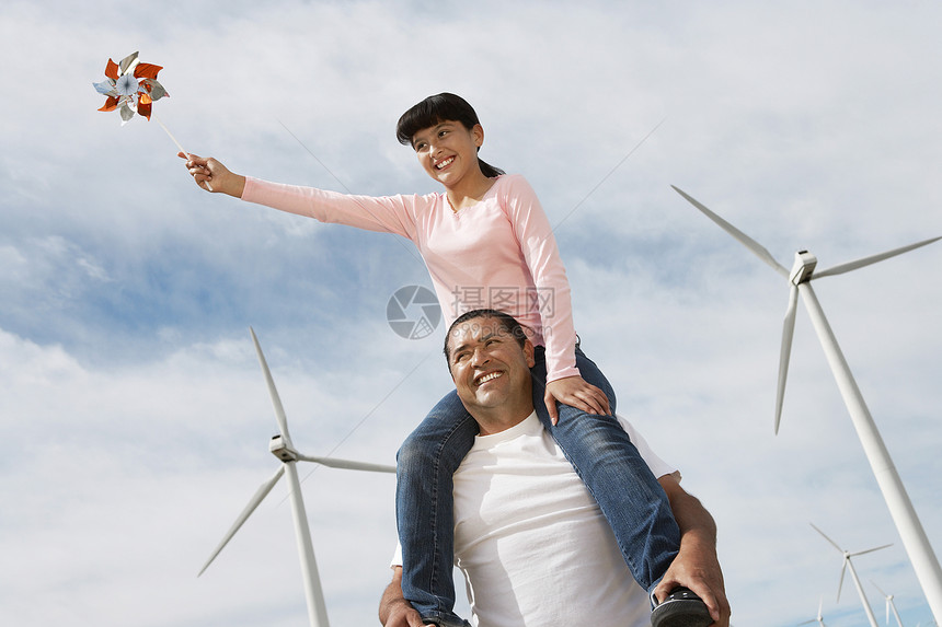 在风力农场 女孩坐在父亲肩上的低角度视角图片