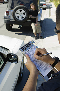贴关税警察警员与背景男子一起写彩票的贴上消息背景