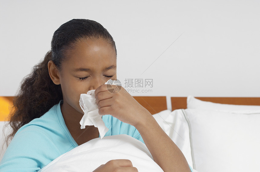 非裔美国女孩在家里的床上打鼻涕图片