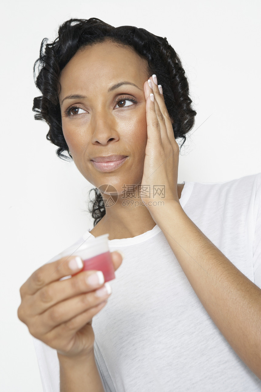 严重头痛食糖浆的非裔美国妇女图片