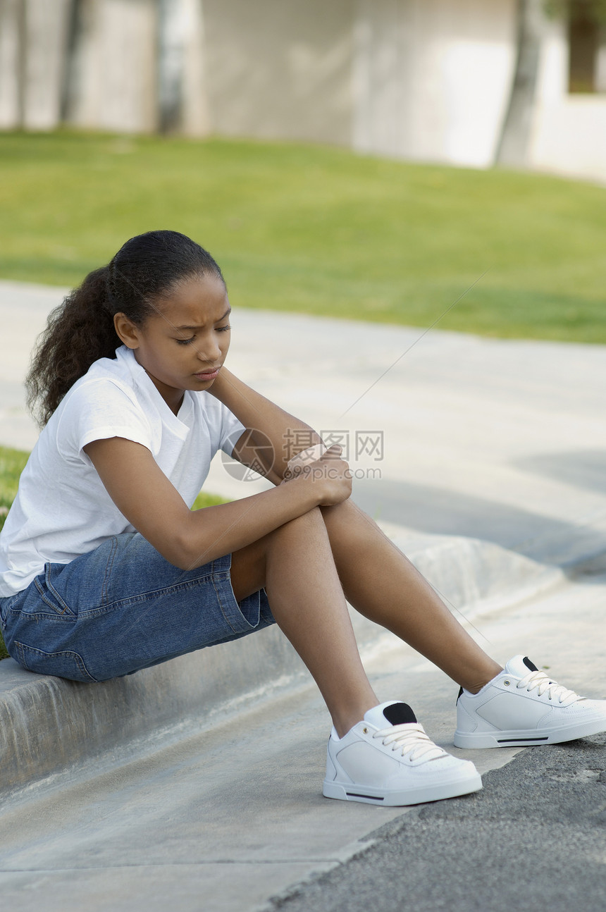 坐在公园路边的非裔美裔女孩图片