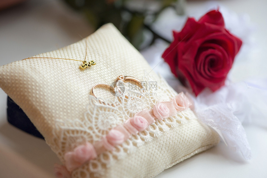 结婚戒指枕头压痛红色婚礼丝带装饰品金子软垫纺织品情感图片