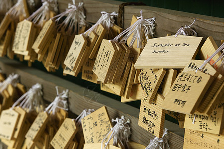 日本神社 带有祈祷和祝愿的小型木块英玛祷告牌匾字体文化背景图片
