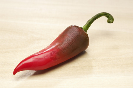 切肉板上的红辣椒背景图片