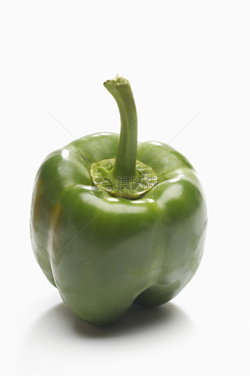 隔离在白色背景上的绿铃辣椒的特写图片