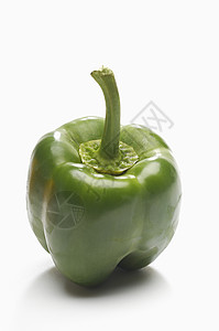 隔离在白色背景上的绿铃辣椒的特写背景图片
