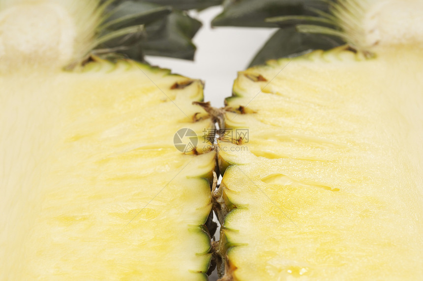 菠萝切成两片的细图图片
