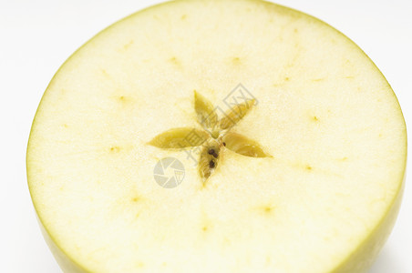 切片外婆铁面苹果的十字交叉部分 在白色背景中被孤立背景图片