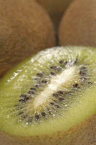 以种子特写切片的kiwi背景图片