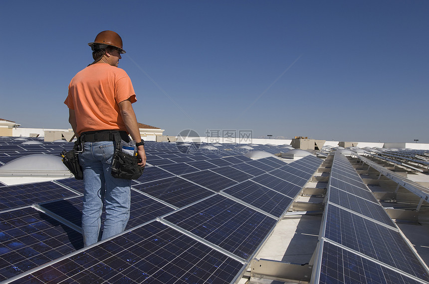 太阳能发电厂太阳能电池板的电气工程师数;图片