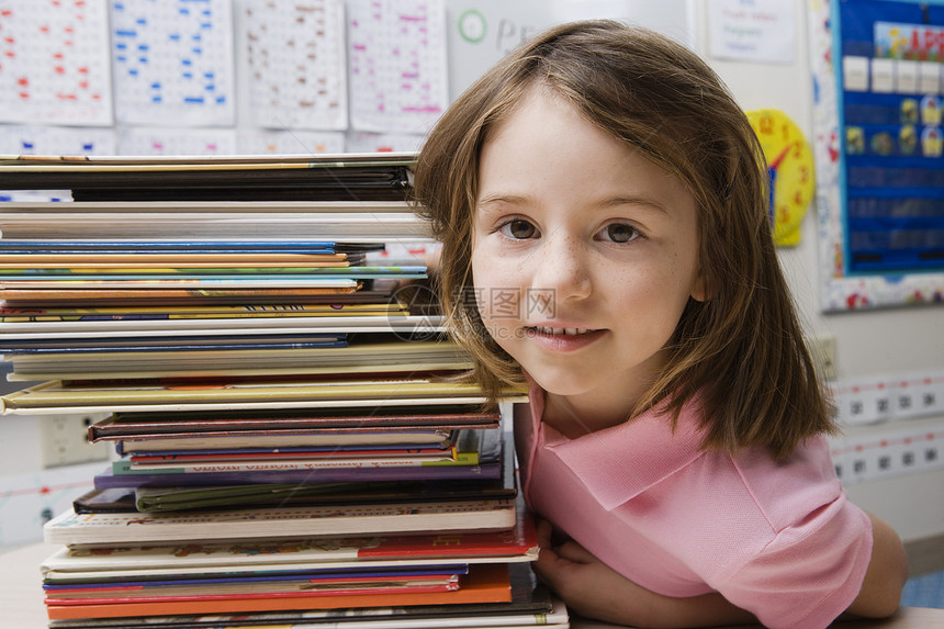 带着一堆书的小女孩智商学校教室青少年学童知识头脑爆头女孩们文法图片