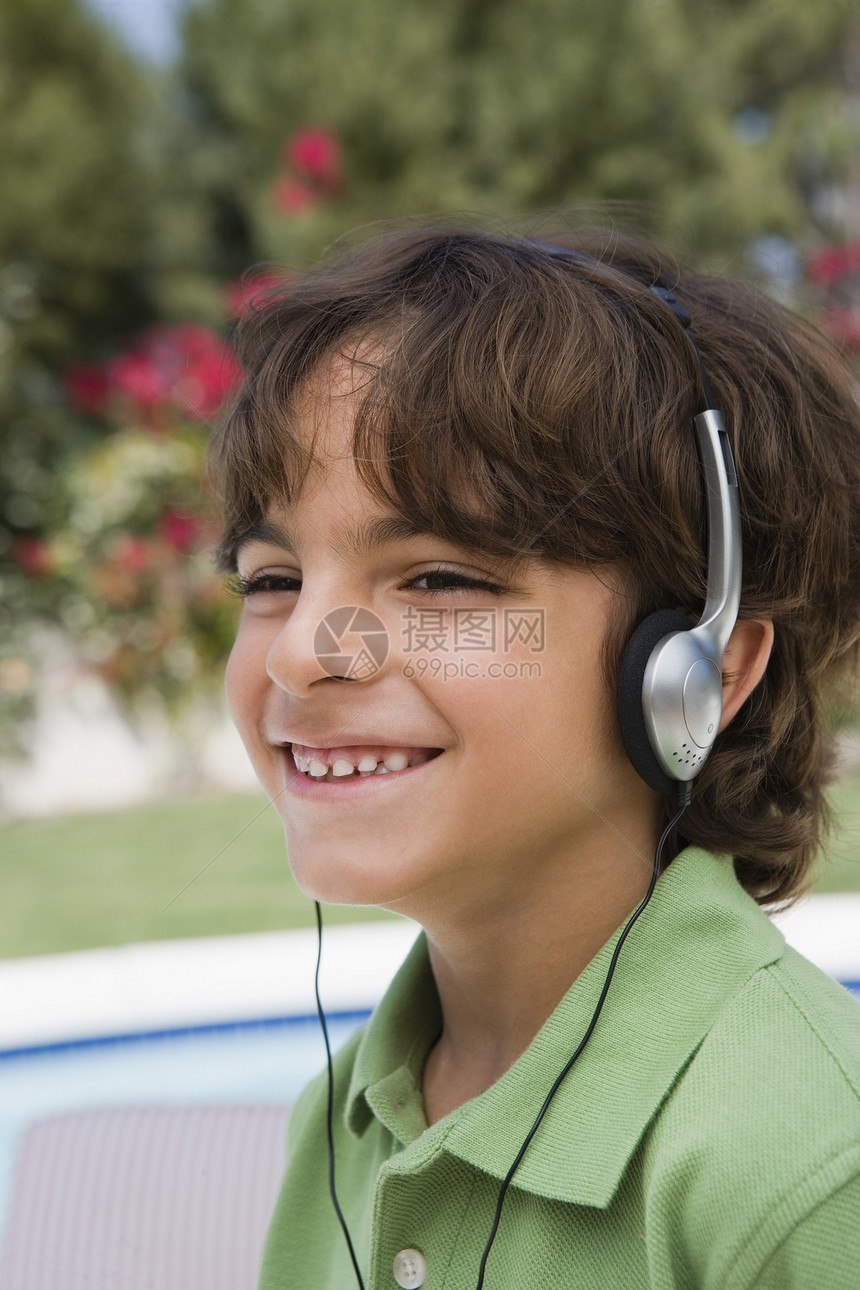 小男孩听耳机孩子们摄影休闲孩子音频音响一人男生青少年乐趣图片