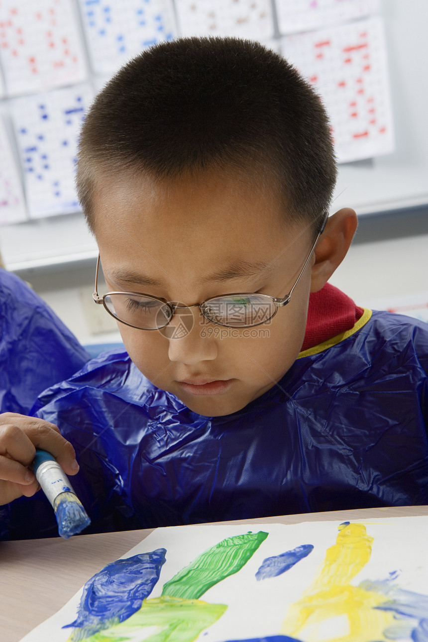 小学学生绘画课堂眼镜学习男生孩子们学童班级拉丁小学生男性图片