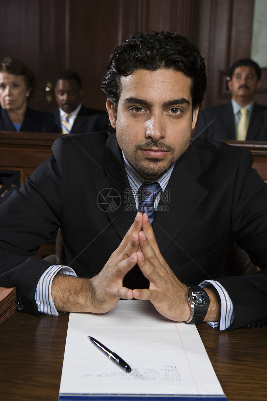 坐在法庭肖像上的人胡须衣冠律师裁剪人物法制黑发半身防御法庭室图片