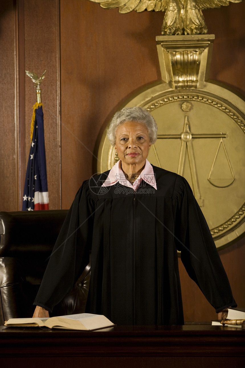 女法官在法庭肖像中出庭锤子妇女头发命令防御中年权威制服黑人法庭室图片