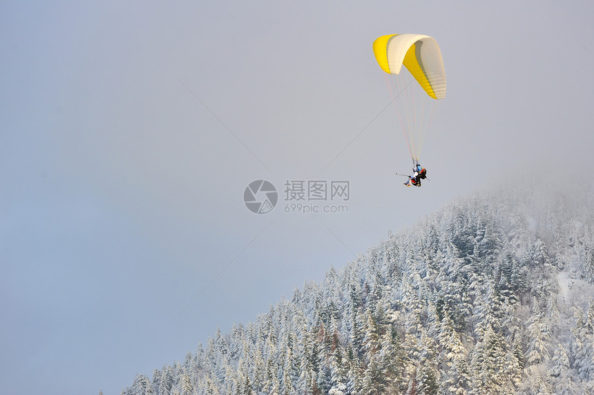 冬季滑行蓝色天空旅行降落伞乐趣速度太阳闲暇天气翅膀图片
