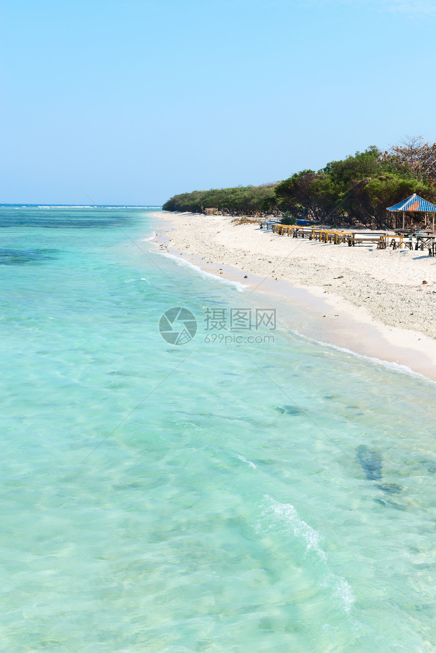 美丽的海滩 有蓝色清洁水和咖啡厅海岸季节天空情调热带椅子咖啡店海岸线天堂异国图片