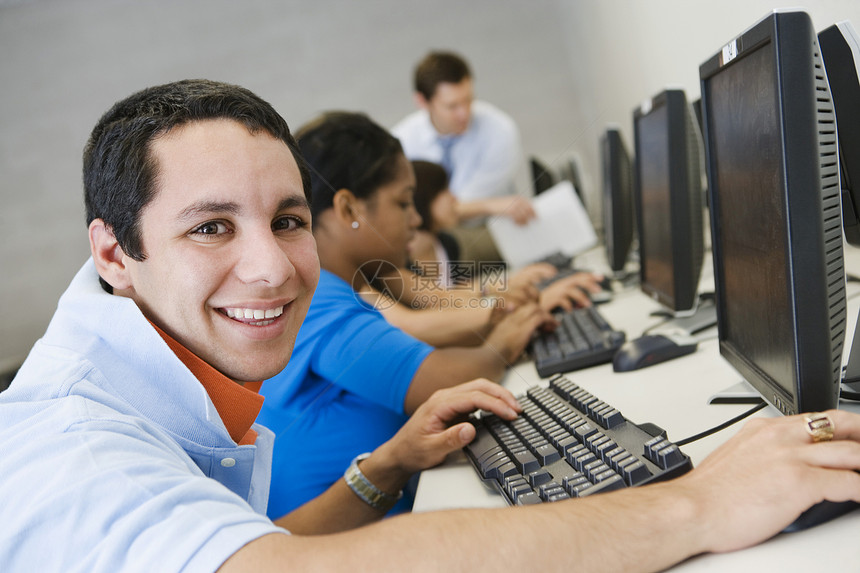 计算机实验室中高中学生人数男孩牙裔屏幕电脑显示器电脑拉丁技术黑人显示器电脑室图片