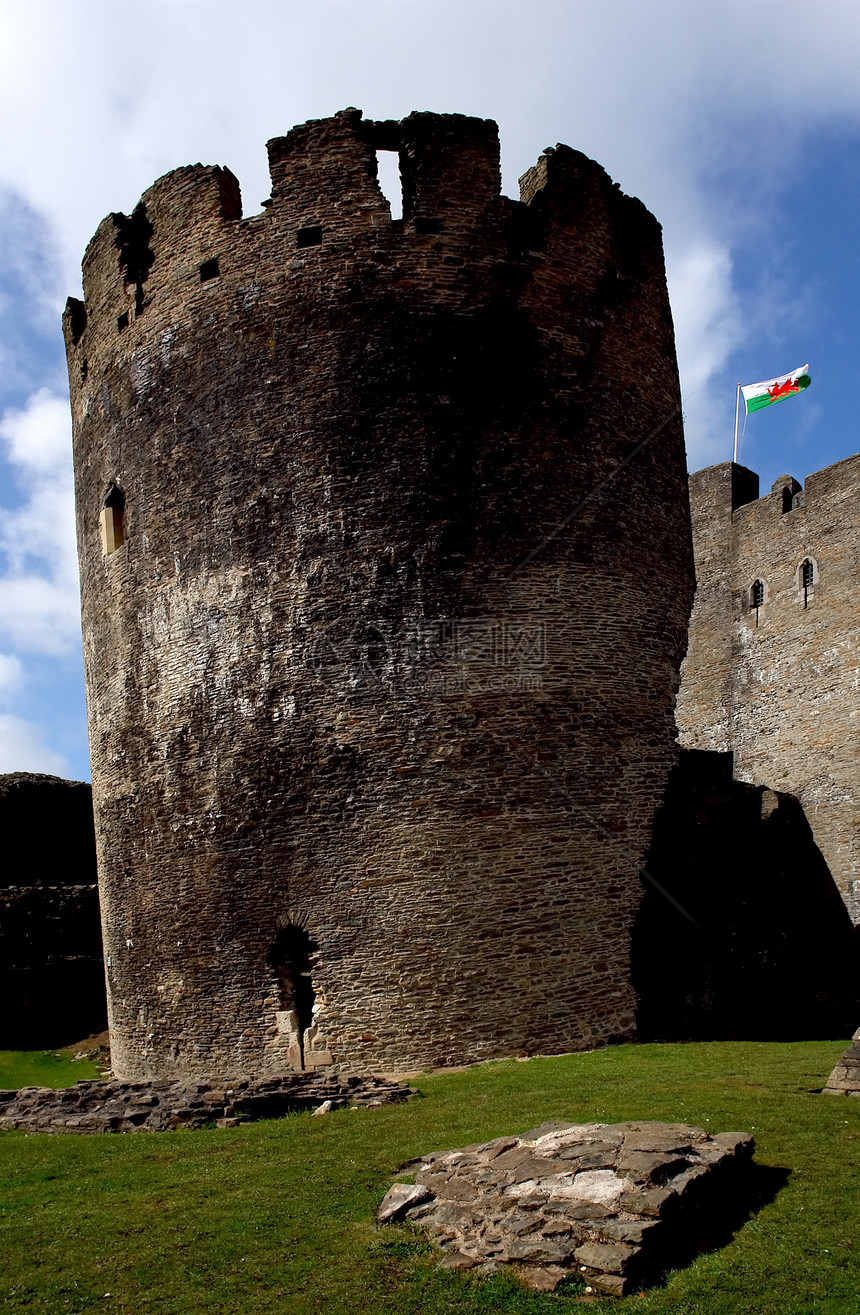 威尔士Caerphilly城堡的废墟天空吸引力堡垒王国门房城墙国家防御旅行蓝色图片
