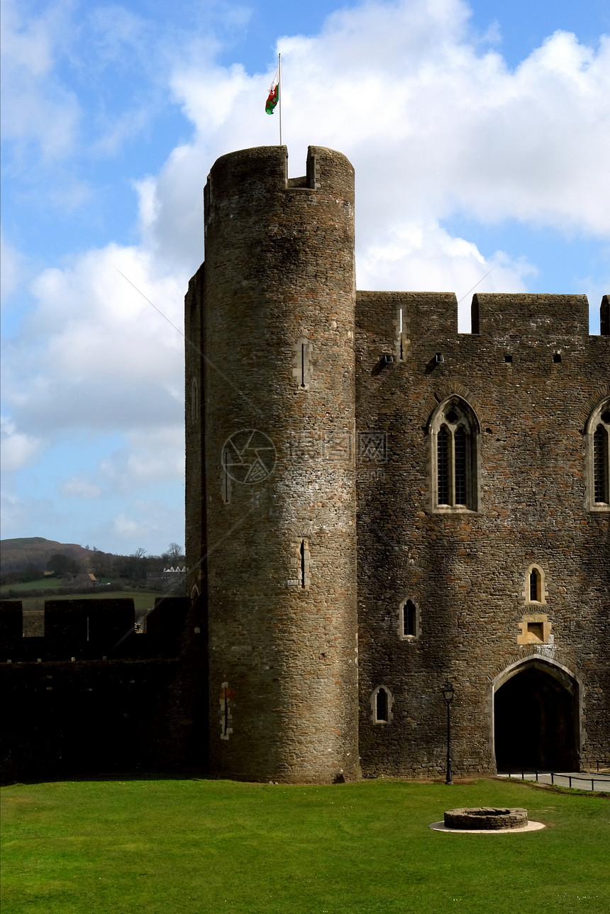 威尔士的Caerphilly城堡旅行建筑学蓝色反射纪念碑防御堡垒建筑安全门房图片