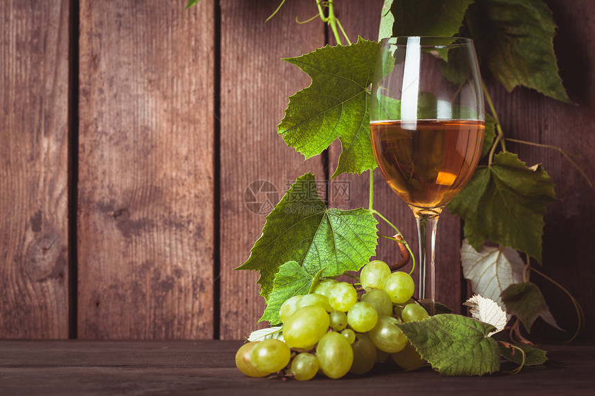 有叶子的葡萄水果浆果玻璃白色藤蔓收获绿色酿酒乡村食物图片