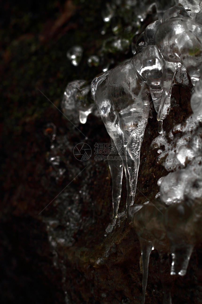 深底的冰柱水晶冻结岩石天气白色季节图片