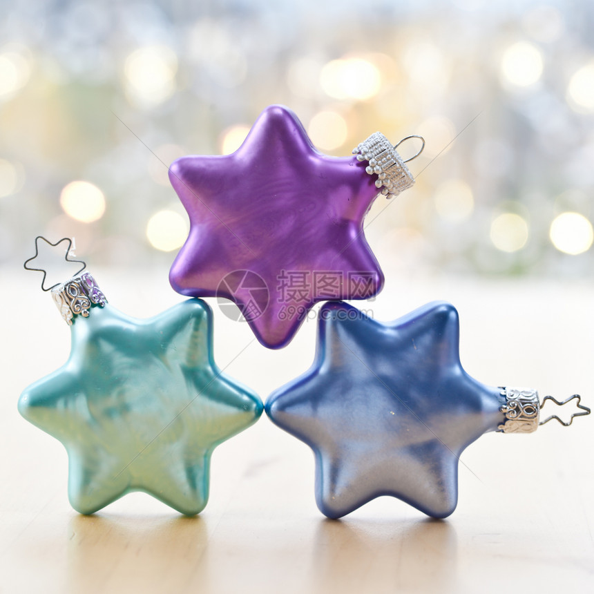 丰富多彩的圣诞露珠时候饼干蓝色星星装饰品星形展示紫色绿色小玩意儿图片