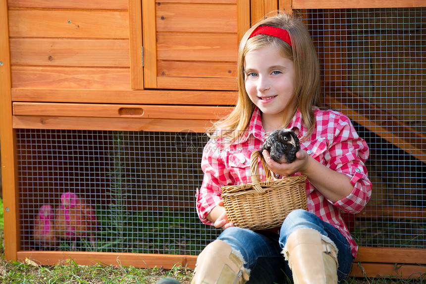 养鸡场有鸡鸡的农牧业女农民小鸡童年孩子栖息地蓝色宠物快乐微笑后院家禽图片