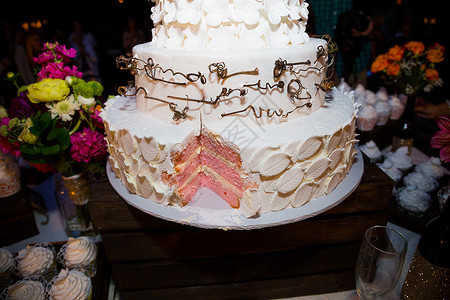 切除婚礼蛋糕派对白色糖果甜点结婚日食物婚宴接待背景图片