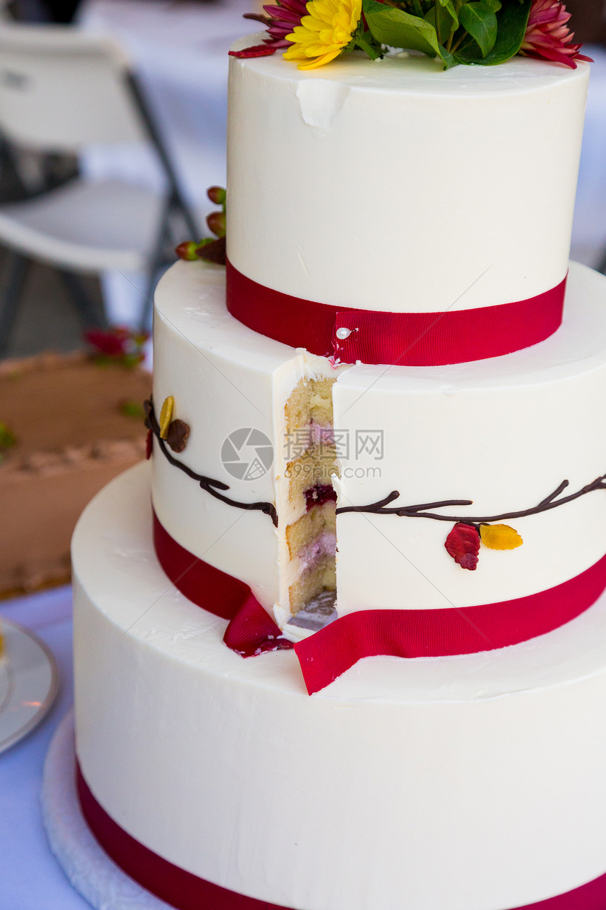 切除婚礼蛋糕甜点结婚日接待食物派对婚宴白色糖果图片